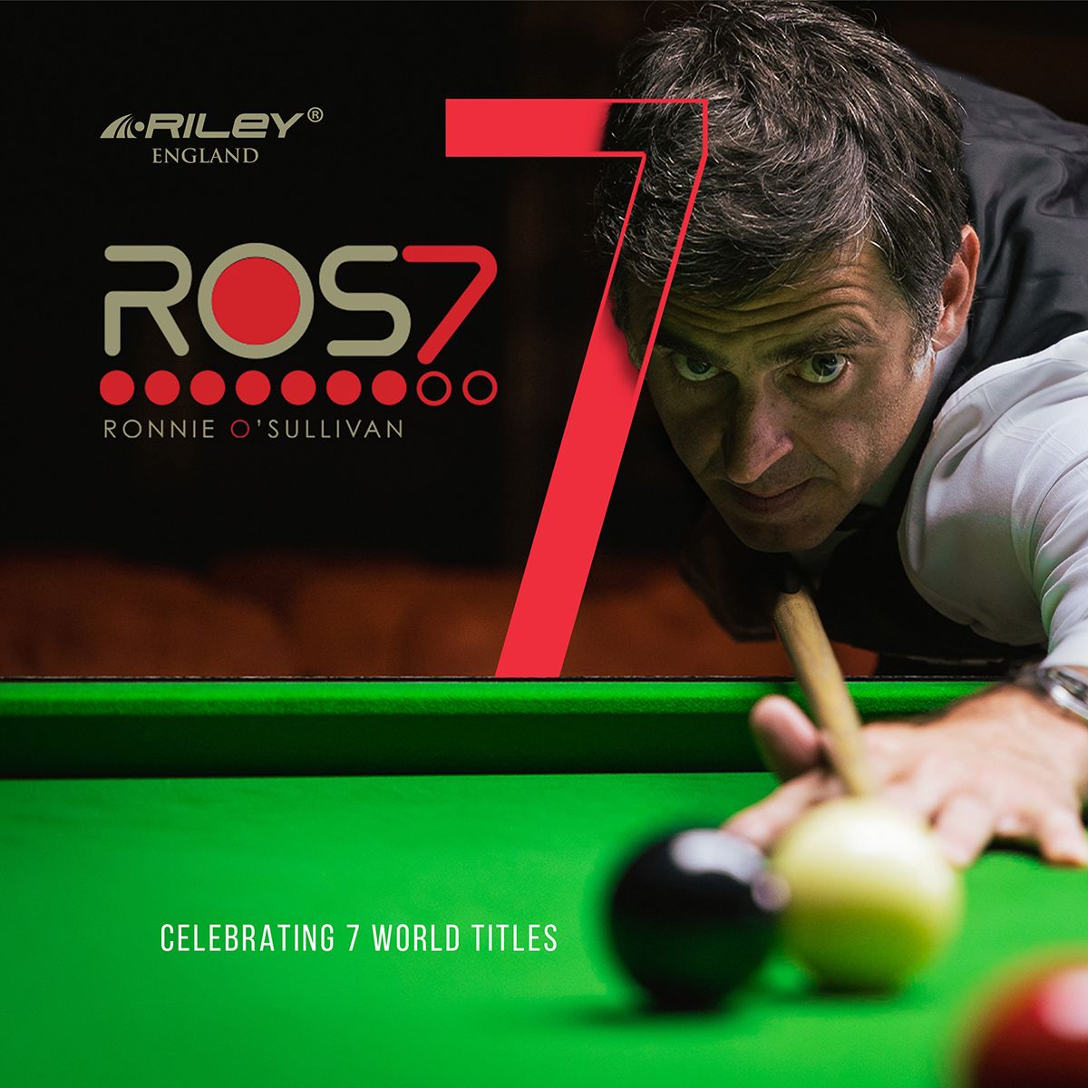 Ronnie O'Sullivan, siebenfacher Snooker-Weltmeister, konzentriert sich auf einen Stoß am grünen Tisch. Er hält das Queue und zielt auf die weiße Kugel nahe der schwarzen. Im Hintergrund: rote „7“ und „ROS7“-Logo.