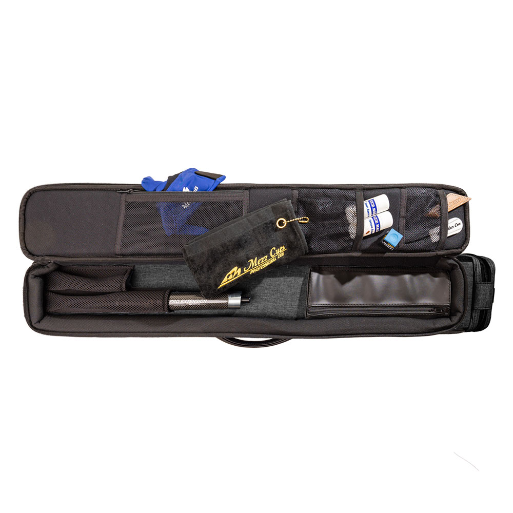 Sac souple noir ouvert Mirai pour queue, avec compartiments pour accessoires de billard et pièces de queue. En haut : gant bleu, pochette velours noir, craie bleue/blanche, petits accessoires en poches filet. En bas : rallonges.