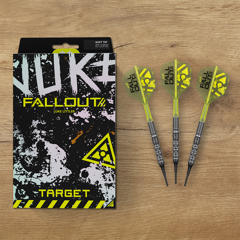 Emballage noir des fléchettes souples Luke Littler Fallout, avec motif « Nuke » jaune et logo « Target » moucheté. À côté, trois fléchettes souples à pointes Cryo noires, corps 90 % tungstène, ailettes K-Flex jaune fluo.