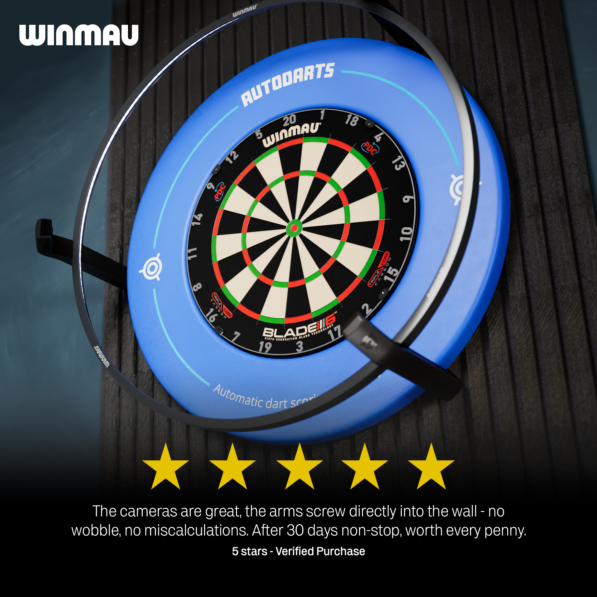 Système de comptage automatique « Autodarts Vantage » avec cible « Winmau » Blade 6, couronne bleue et éclairage LED annulaire. Installé sur un mur sombre, il assure un comptage précis des points et une meilleure expérience.