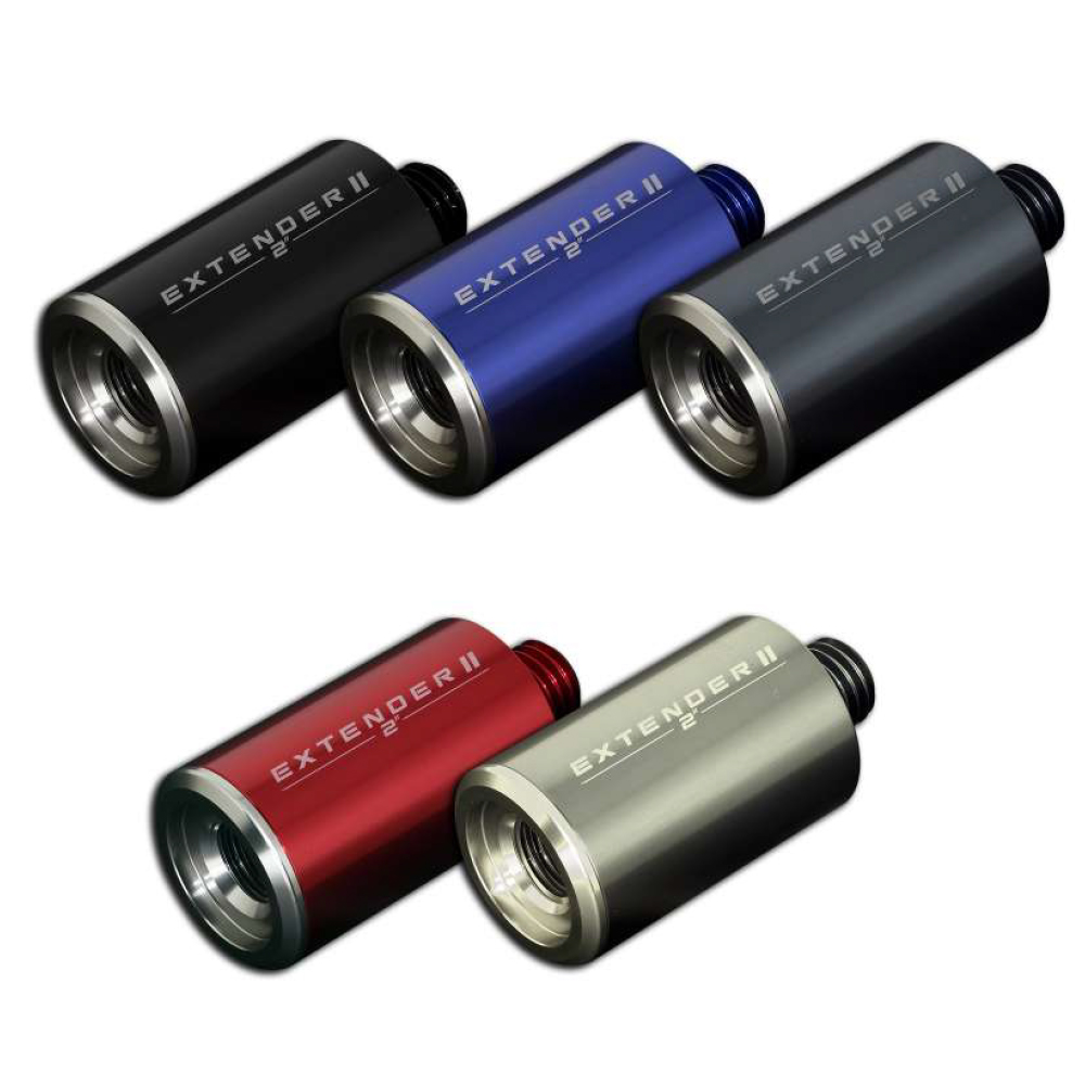 Cinq rallonges cylindriques (2 pouces) pour queues de billard « Exceed » Extender II sur fond blanc. Couleurs : noir, bleu, gris foncé, rouge et gris clair. Chacune a un embout métallique argenté fileté pour fixation.