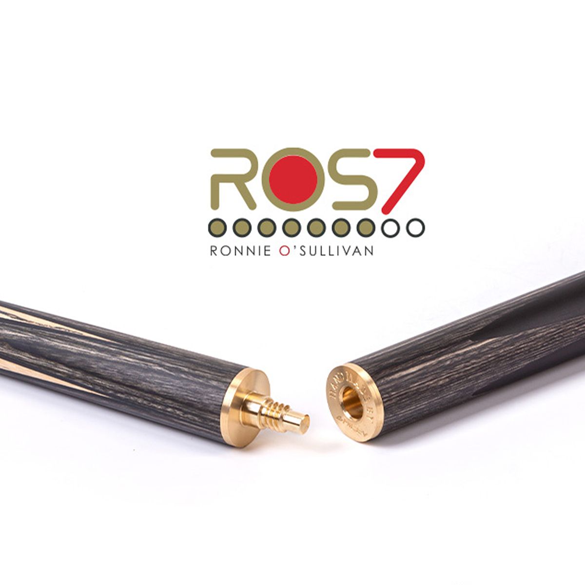 Detailaufnahme eines zerlegten Ronnie O'Sullivan Jubilee Snooker-Cues in zwei Hälften. Ober- und Unterteil sind durch ein goldenes Messinggewinde getrennt, mit dunkler Holzmaserung und hellen Eschenholz-Splices. Oben das ROS7-Logo.