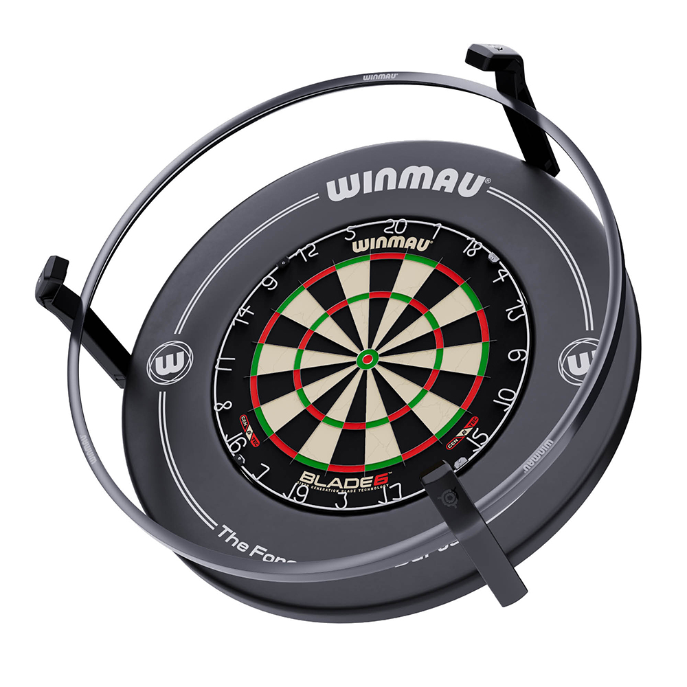 Winmau Cible Blade 6 dans un cadre rond foncé avec éclairage LED intégré. La cible présente des segments classiques en rouge, vert, noir et crème, entourés des chiffres de 1 à 20. La lumière l'entoure avec élégance.