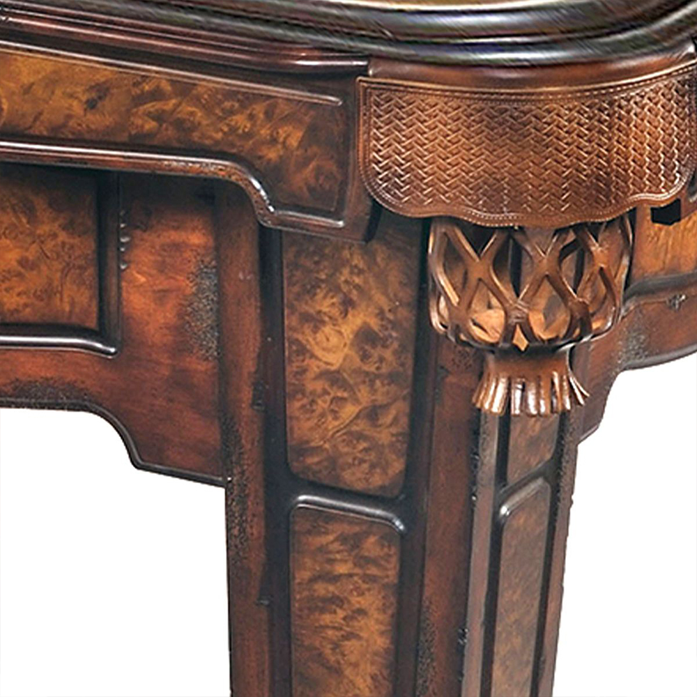 Gros plan sur un coin d'une élégante table de billard en bois foncé au grain prononcé. On peut y voir une poche richement décorée et sculptée, surmontée d'un motif tressé et surmontée d'un panier aux formes artistiques.