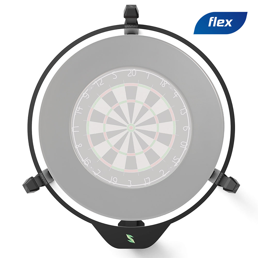 Une cible de fléchettes est entourée d'un anneau de protection noir et rond. La cible comporte des segments, des chiffres et des anneaux. L'anneau a trois fixations « Winmau » et, en bas, une bande avec un « S » vert.