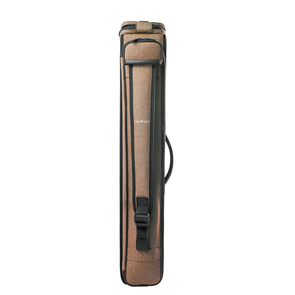 Sac Mirai Cue Soft allongé, de couleur beige, pour queues de billard, en denim texturé avec des touches de noir. Il est doté d'une poignée de transport sur le dessus, d'une bandoulière réglable avec boucle et de compartiments zippés pour les accessoires.