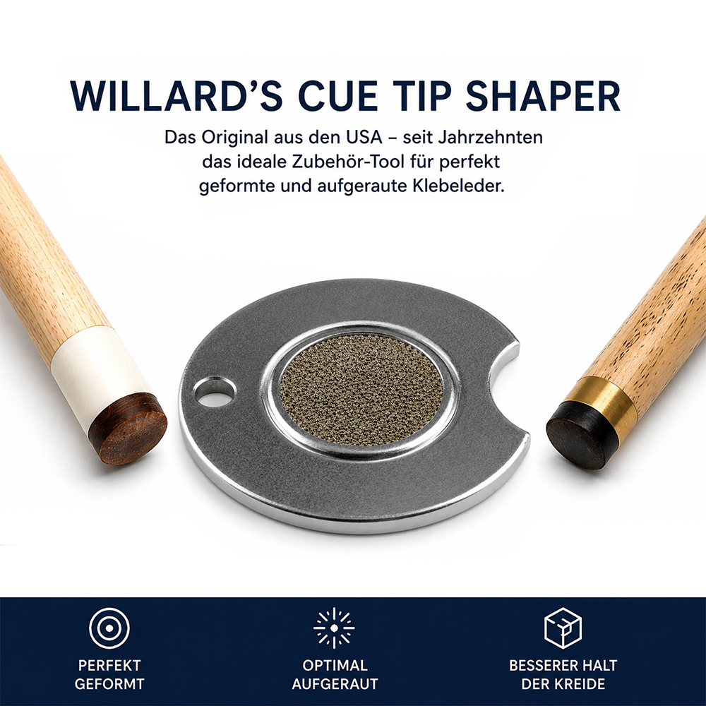 Ein Willard-Queue-Spitzenformer aus Metall liegt zentral zwischen zwei Queue-Spitzen. Er ist rund, hat mittig eine raue, körnige Oberfläche und seitlich halbrunde Ausschnitte. Links helles Queue mit Ring, rechts helles Queue.