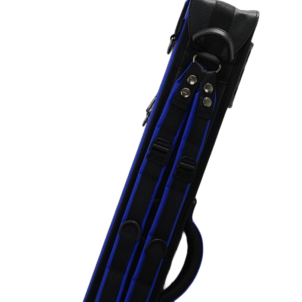Vue détaillée d'un étui à queues de billard Mezz Nexus, couleur bleu foncé/noir. Surface bleue texturée, sangles de transport noires ornées de rivets et de boucles argentées. Rabat supérieur en similicuir noir aspect fibre de carbone, dragonne rembourrée.