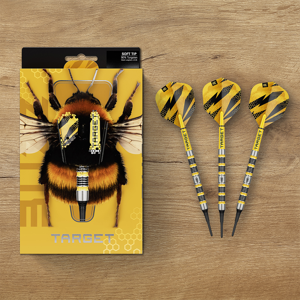Emballage jaune des fléchettes souples BUZZ d'Target avec motif d'abeille duveteuse, dard en fléchette. À côté, 3 fléchettes 18 g (90 % tungstène) : noir/jaune nid d'abeille, ailettes Lightning, tiges rayées, pointes Cryo noires.