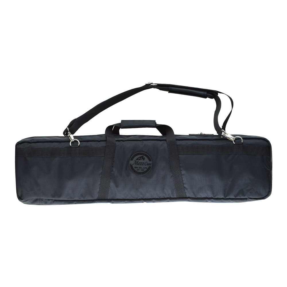 Sac de voyage noir « Mezz » TB-17 pour queues de billard, présenté à l'horizontale sur fond blanc. Au centre, écusson rond avec logo « Mezz ». En haut, poignées fixes et bandoulière rembourrée amovible. Robuste.