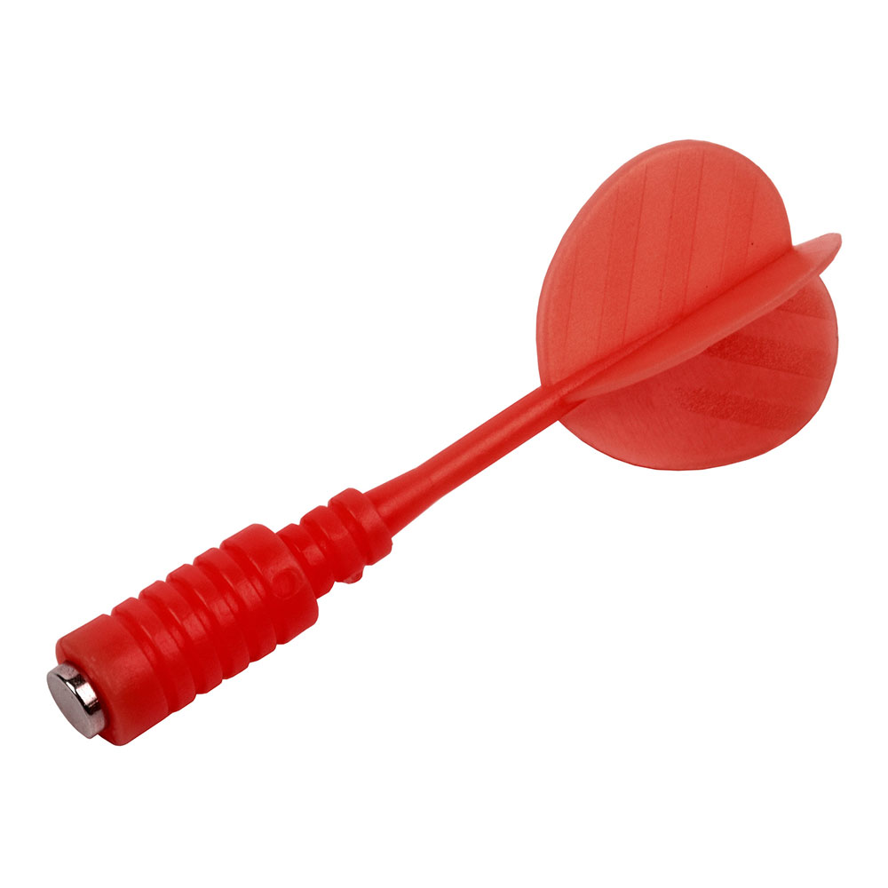 Fléchette magnétique rouge, orientée en diagonale du bas à gauche vers le haut à droite, avec une tête magnétique argentée brillante. Poignée texturée et ailettes rouges à l'arrière pour la stabilisation. Fléchette de rechange pour cibles magnétiques.