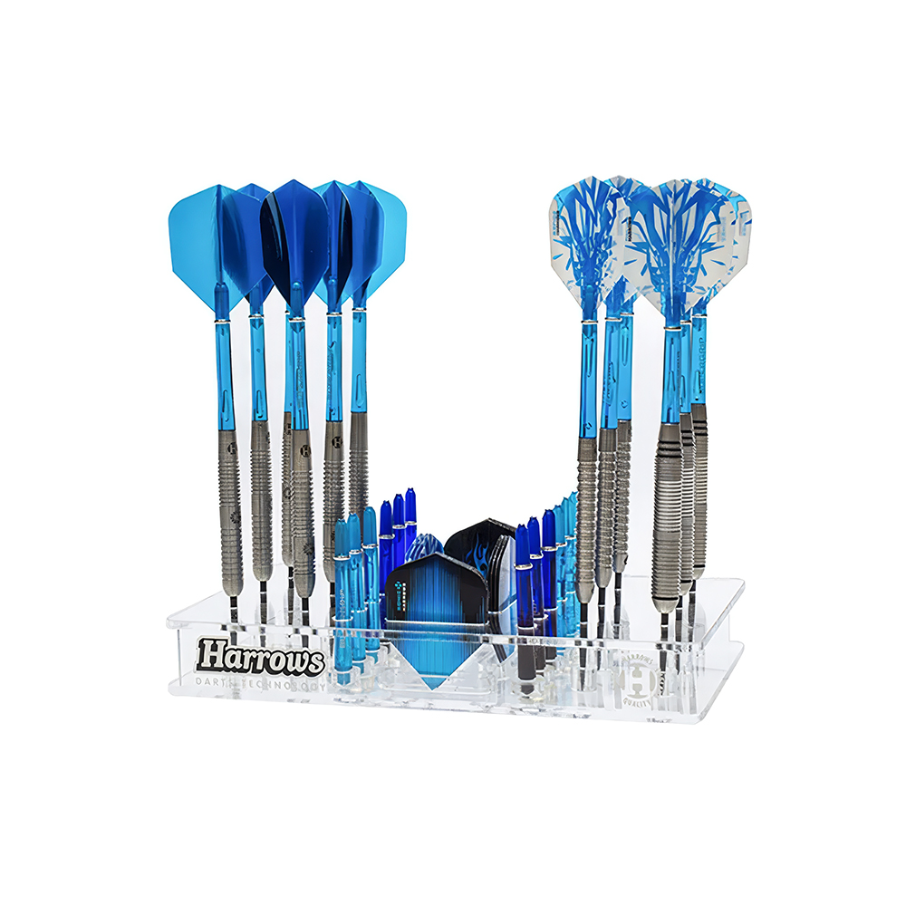 Transparenter Acryl-Dartständer von Harrows mit blauen Darts und Zubehör. Links sechs Darts mit blauen Flights, rechts sechs mit blau-weiß gemusterten Flights. In der Mitte viele blaue Schäften und passende Flights in Fächern.