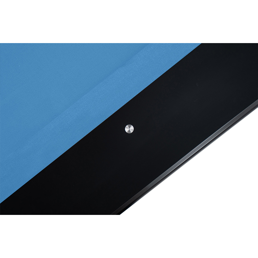 Zoom avant sur une table de billard, vue en biais depuis le dessus. À gauche, la surface en feutre bleu. À droite, une bande noire brillante avec une petite tige métallique ronde argentée. La surface blanche en arrière-plan offre un fort contraste.