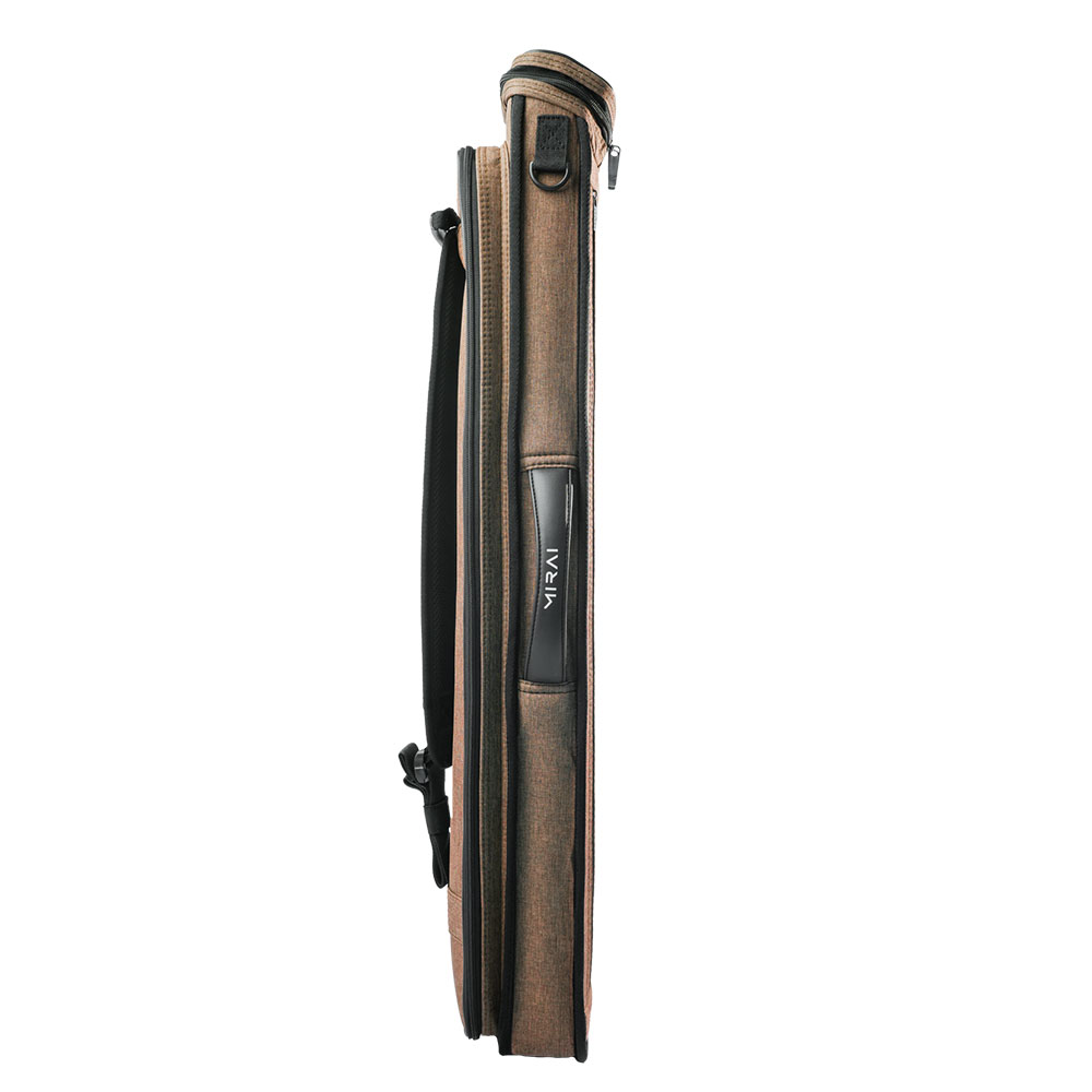 Sac souple Mirai Cue beige, allongé, vu de profil. Avec fermetures éclair, bandoulière noire et poignée noire portant l'inscription « MIRAI ». Matériau robuste, légèrement chiné. Pour les queues de billard et les accessoires, idéal pour le transport.