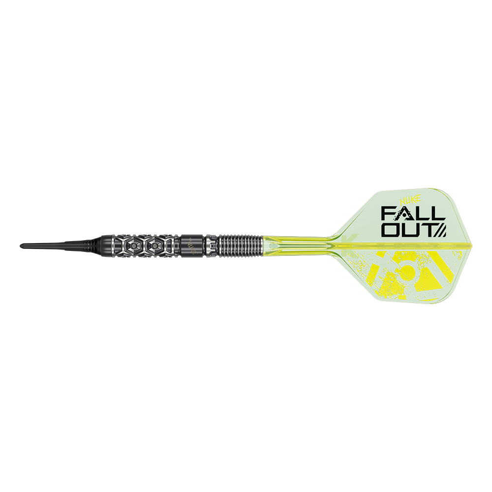 Vue de profil d'une fléchette Softdart : pointe noire, corps gris foncé avec grip hexagonal et revêtement PVD brillant. Tige jaune fluo. Aile jaune-vert clair avec le logo « FALL OUT » en noir, l'icône « NUKE » et des graphismes Fallout usés.