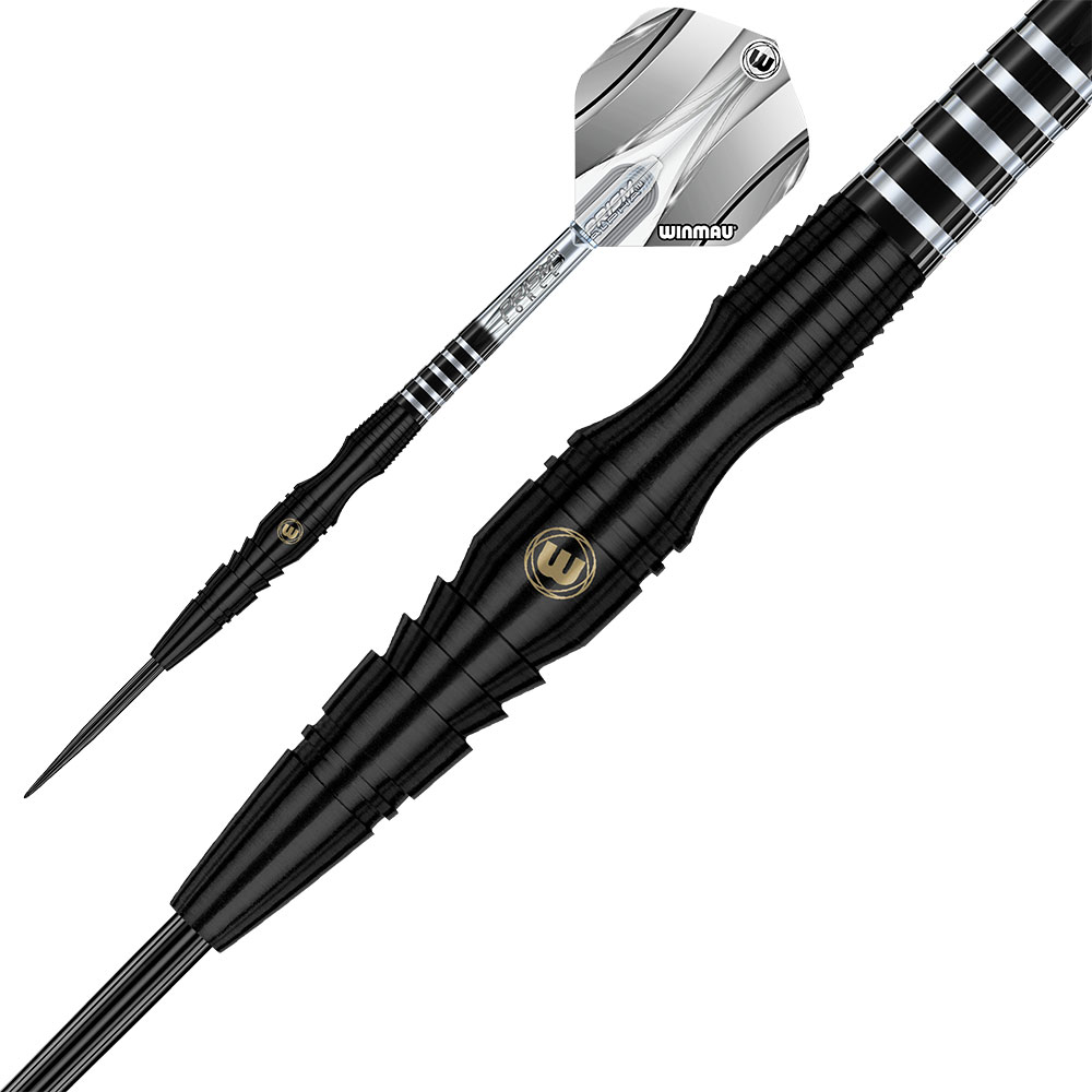 Schwarzer Dartpfeil mit glänzendem silbernem Schaft und geripptem schwarzen Barrel liegt diagonal vor weißem Hintergrund. Silberne Streifen am Schaft, goldenes "W"-Logo, weißes Flight mit "winmau". Spitze metallisch.
