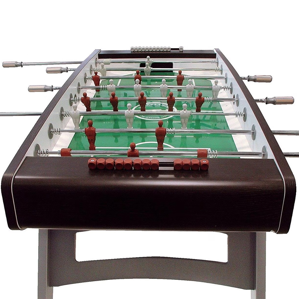 Baby-foot en bois brun foncé, plateau vert avec lignes blanches. Figurines blanches et brun rouille sur tiges métalliques dépassant sur les côtés. Poignées sur les tiges et compteur de points marron à l'avant.
