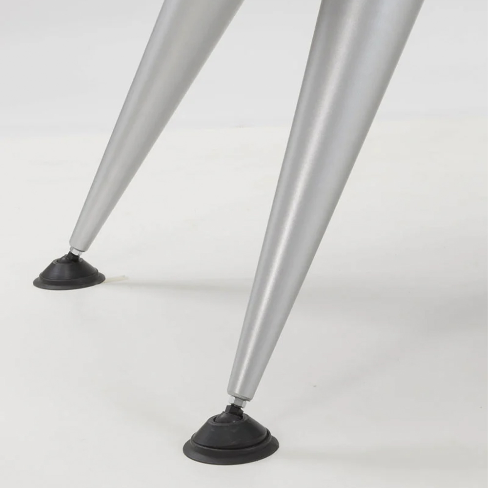 Deux pieds de meuble argentés brillants, de forme conique, se rétrécissant vers le bas. Chaque pied est muni d'un patin de mise à niveau noir, rond et réglable, et repose sur un socle gris clair. Les pieds métalliques sont légèrement inclinés.