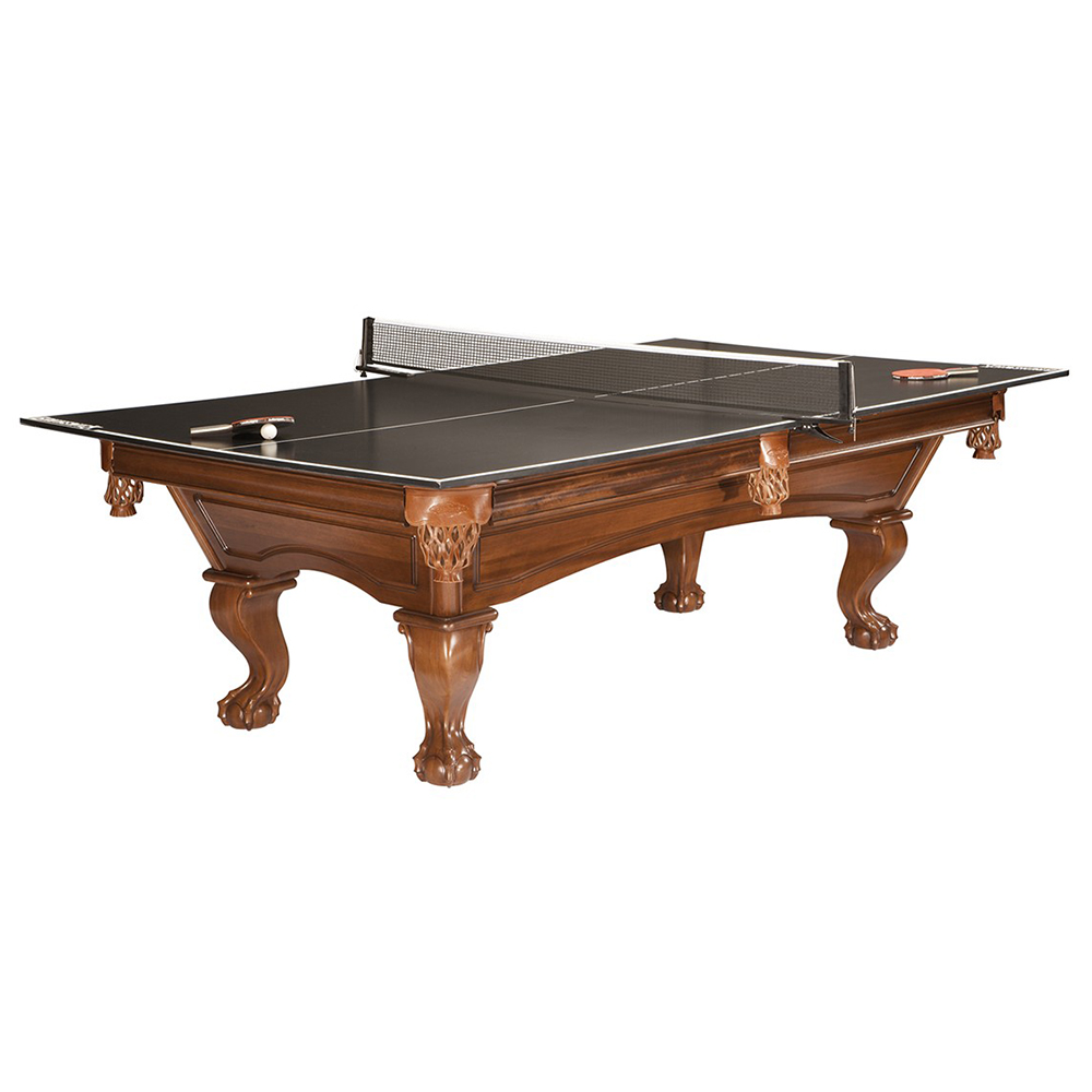 Élégante table de billard brun foncé avec un plateau de ping-pong noir et un filet au milieu. Une balle de ping-pong blanche et deux raquettes sont posées sur le plateau. Les six pieds richement décorés présentent des sculptures classiques.