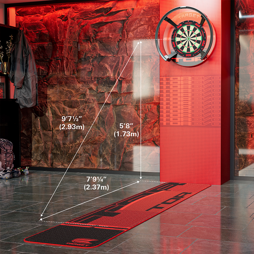 Installation d'une cible TOR EVO d'Target dans une pièce éclairée en rouge, sur un mur rouge. Lignes blanches : centre à 1,73 m de hauteur, zone de lancer à 2,37 m, distance diagonale de 2,93 m. Un tapis TOR EVO rouge délimite la ligne de lancer.