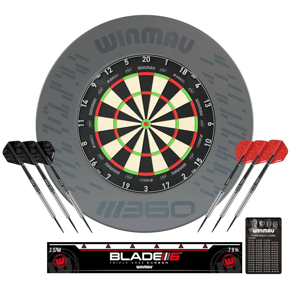 Winmau Cible avec anneau de protection gris. Chiffres classiques et segments colorés, câblage ultrafin « Winmau ». À gauche, 3 fléchettes noires ; à droite, 3 rouges. En bas, « BLADE///6 TRIPLE CORE CARBON » et carte.