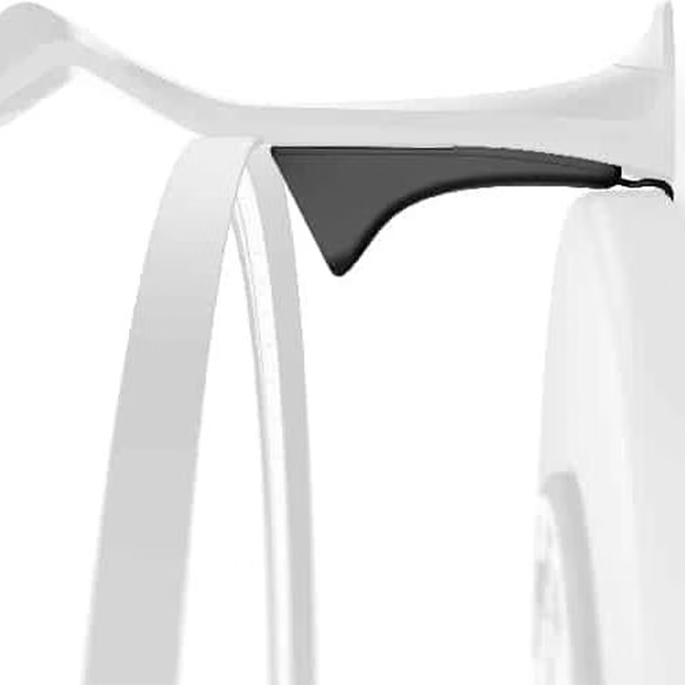Une caméra compacte Fliq d'Scolia, de couleur gris foncé, est montée sur un bras de fixation supérieur blanc. Elle est fine et reliée par un câble noir fin qui passe à l'arrière. Pour une expérience de fléchettes plus immersive, facile à installer.