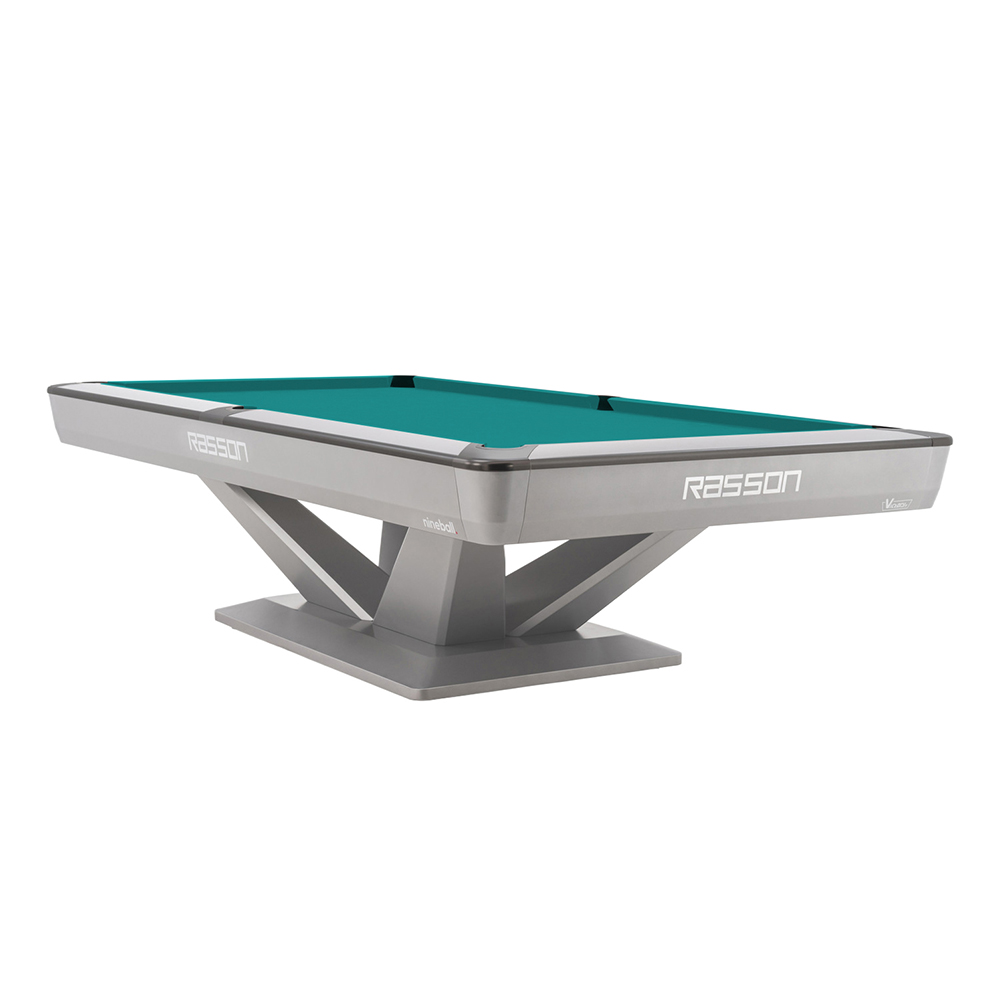 Table de billard moderne « Rasson » Victory III, d'un élégant gris argenté, reposant sur un piètement en V caractéristique. Surface de jeu verte avec des poches noires, entourée de larges bandes argentées. Architecturale, robuste, précise.