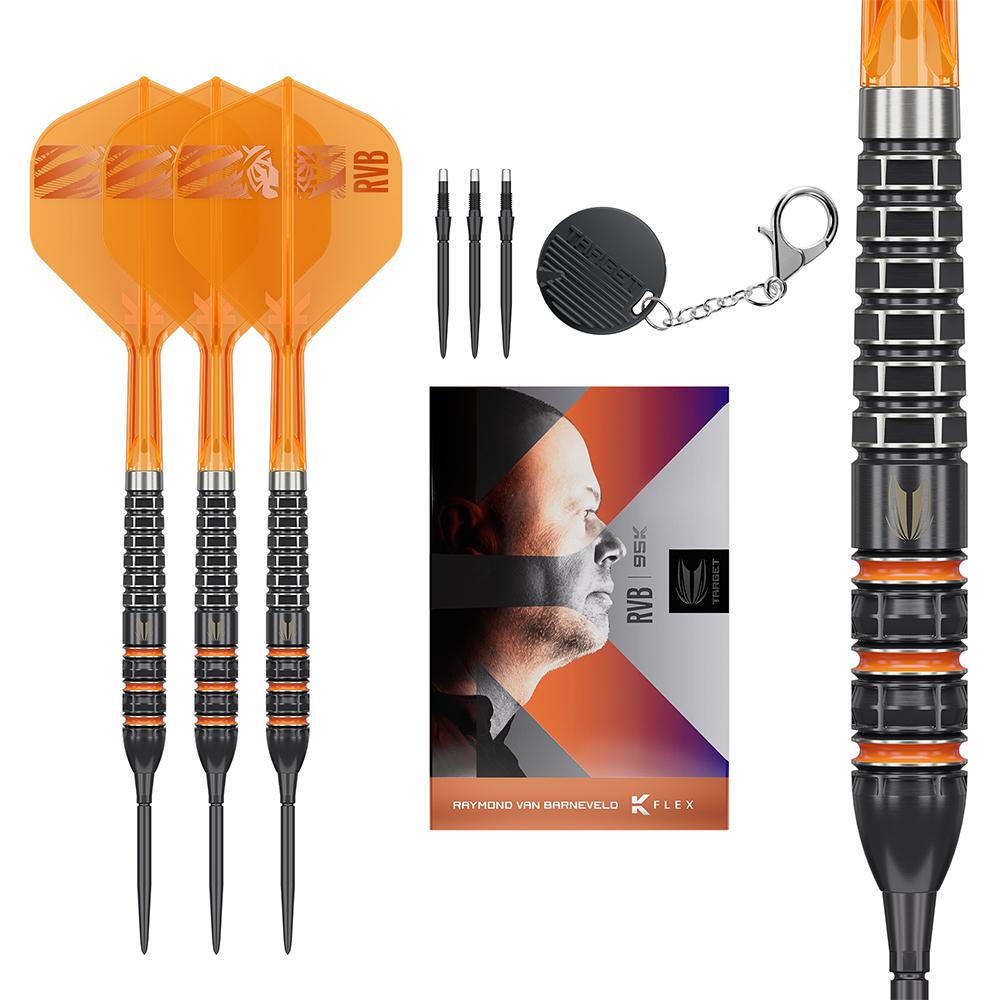 3 fléchettes en acier RVB 95K Target avec ailettes K-Flex orange, corps noirs à prise en anneau et touches orange. En plus : 3 pointes Swiss Storm noires, outil Swiss Point et coffret RVB 95K Player Edition (photo RvB).
