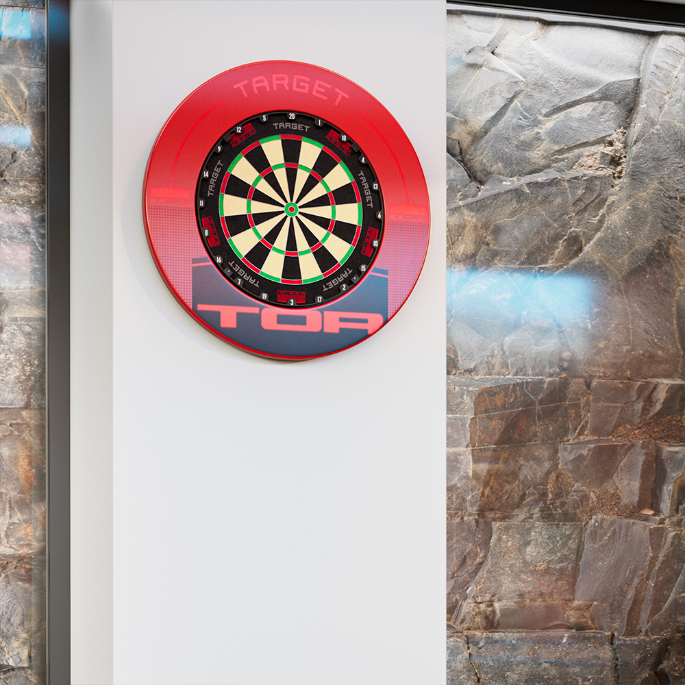 Cible ronde sur un mur blanc, avec un large anneau « Target » rouge vif. L'anneau porte les inscriptions « Target » et « TOR » en majuscules rouges. Segments noirs, verts, rouges et beiges. Mur de pierre sombre à droite.