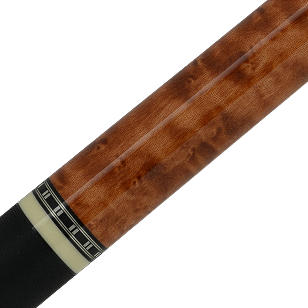 Gros plan sur une queue de billard posée en diagonale : fût rouge-brun brillant présentant un grain « œil-d'oiseau », anneau de couleur crème, bande noire ornée de lignes et de rectangles argentés, poignée texturée.