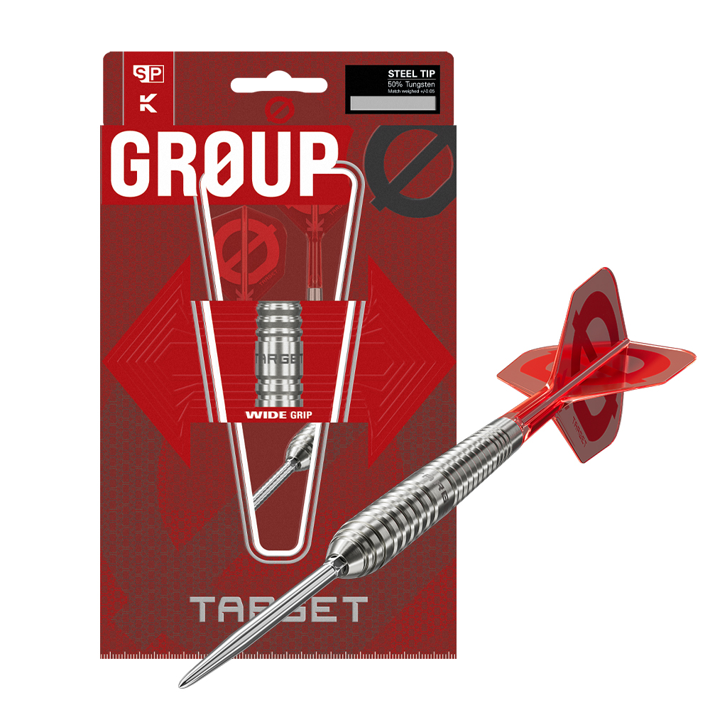 Fléchette en acier au corps argenté strié et flight rouge K-Flex avec logo « Target », posée en diagonale sur un emballage rouge portant « GROUP ». Agrandissement du corps avec « WIDE GRIP » et « 50 % Tungsten Steel Tip ».
