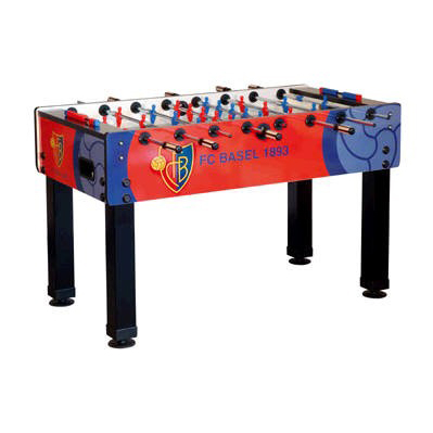 Baby-foot aux couleurs du FC Bâle : corps rouge vif rehaussé de touches bleues, logo du club et inscription « FC BASEL 1893 ». Figurines bleues et rouges sur les barres. Pieds de table noirs et robustes.