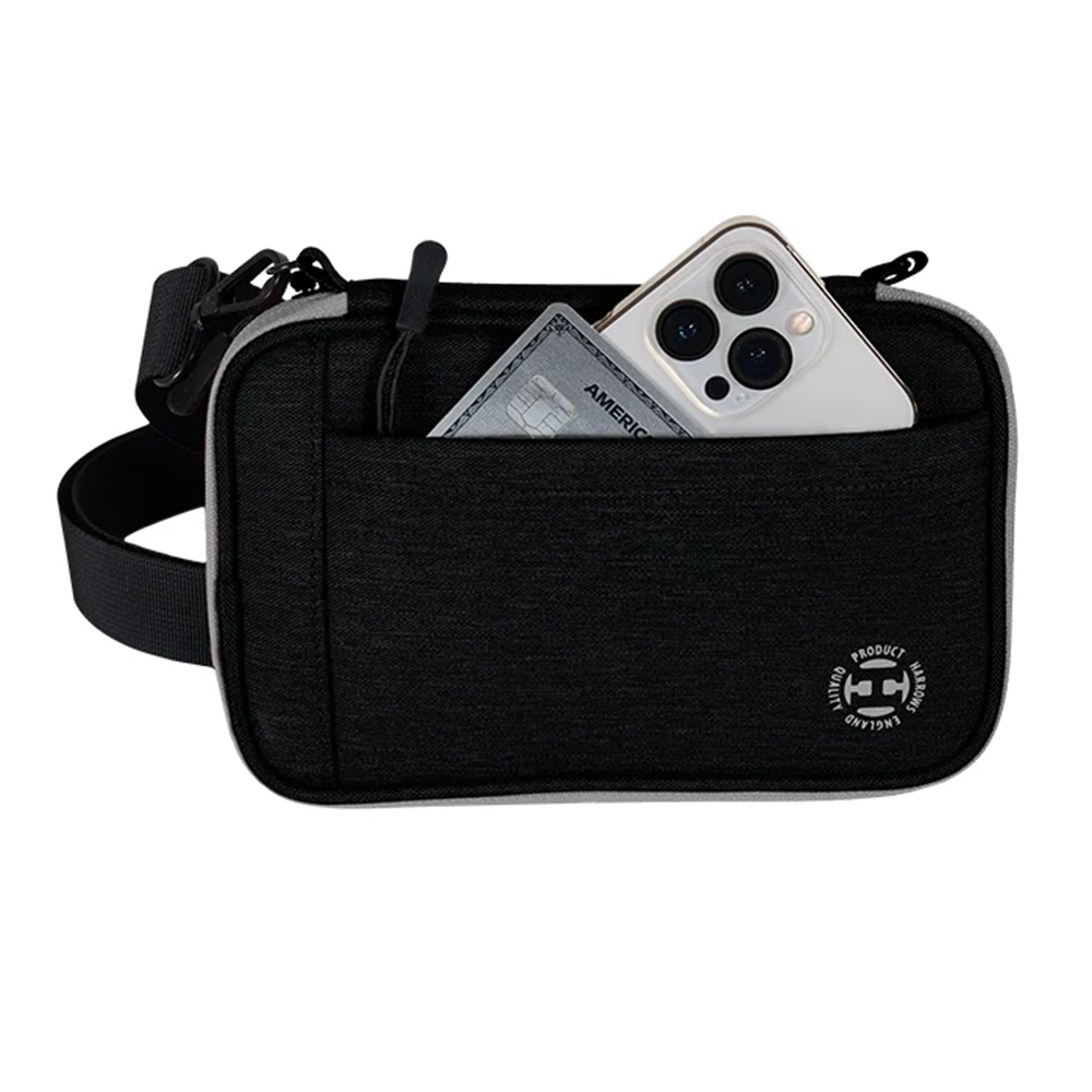 Étui à fléchettes noir « Harrows » Smart Case XL, avec bordure grise et tissu texturé. La poche extérieure avant contient un smartphone blanc et une carte de crédit argentée. Avec une bandoulière noire réglable et le logo « Harrows » sur le devant.