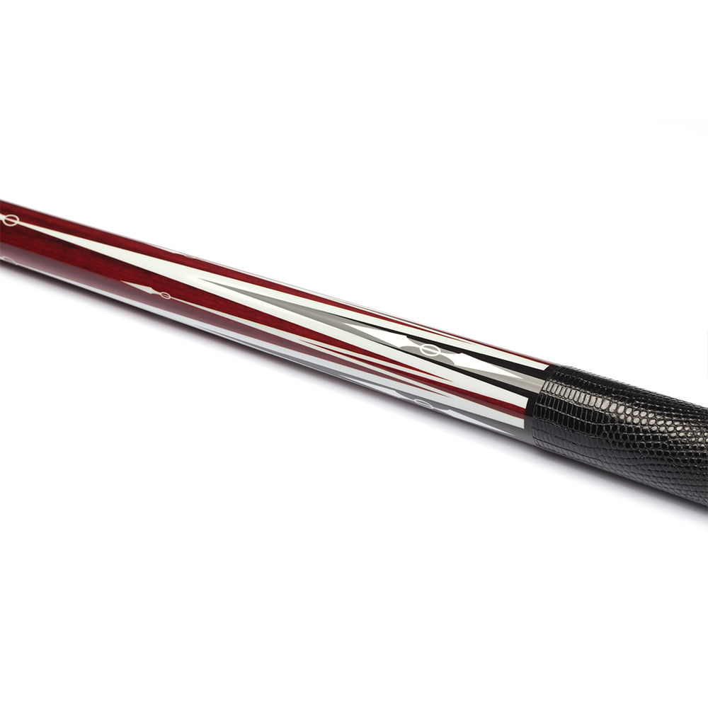 Detailansicht des Pool-Queues Wolf-403, Delta Carbon. Dunkelrote Holzoptik am Schaft mit pfeilförmigen Applikationen in Weiß, Grau und Schwarz, plus kreisförmige Details. Rechts schwarzes, geprägtes Ledergriffband.