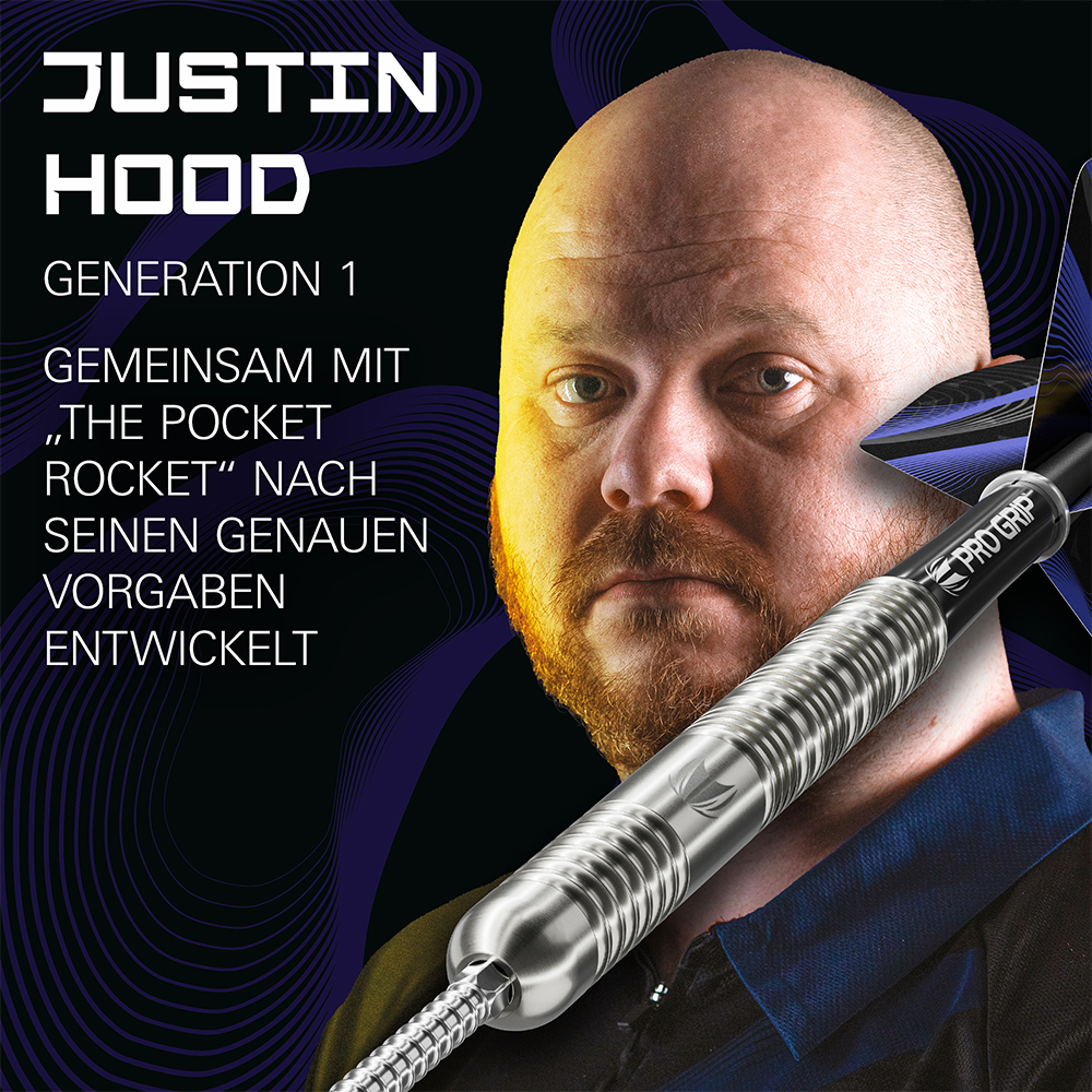 Justin Hood, un homme chauve et barbu, regarde droit devant lui. Devant lui, une fléchette en acier « Target Justin Hood 90 % SP » de couleur argentée, dotée d’une tige noire et d’un flight bleu-noir. À gauche, l’inscription « JUSTIN HOOD GEN 1 ».