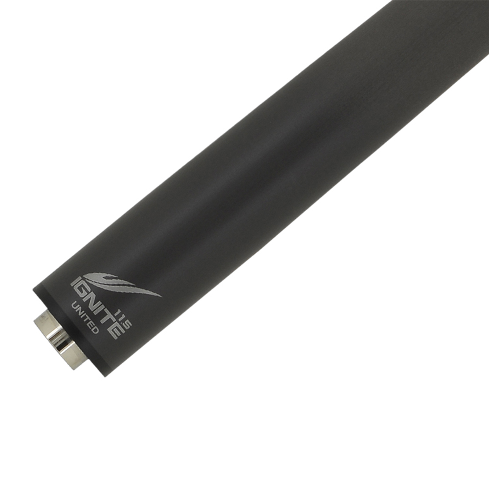 Schlankes, matt-schwarzes Mezz Ignite Carbon-Oberteil für Billardqueues, diagonal auf weißem Hintergrund. Unten glänzender silberner Metallverbinder mit "UNITED". Darüber das hellgraue "IGNITE 11.5" Logo mit Flamme.