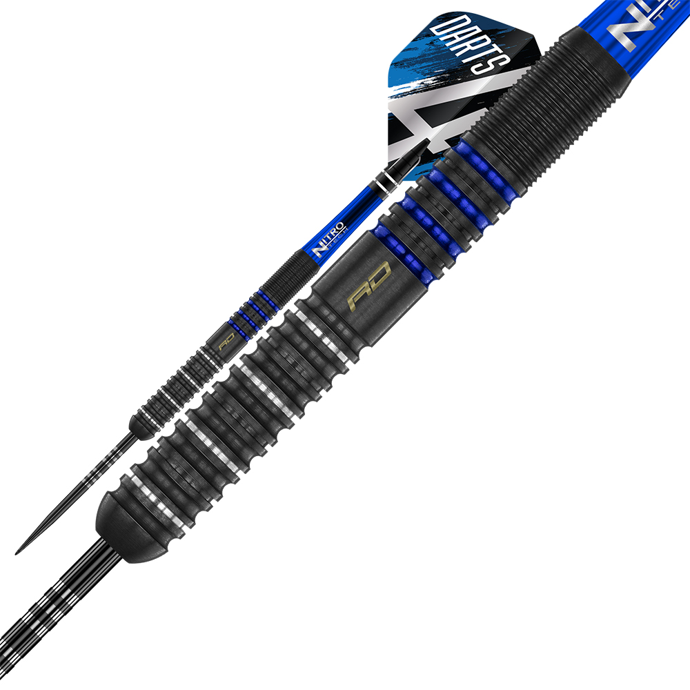 Zwei Red Dragon David Williams V1 23g Steeldarts mit Gunmetal-Beschichtung und blauen Akzenten. Vorn: geriffelter Barrel mit RD-Logo, blauer Nitro Tech Shaft, blau-schwarz-weißer Flight mit "DARTS". Zweiter Dart ähnlich.