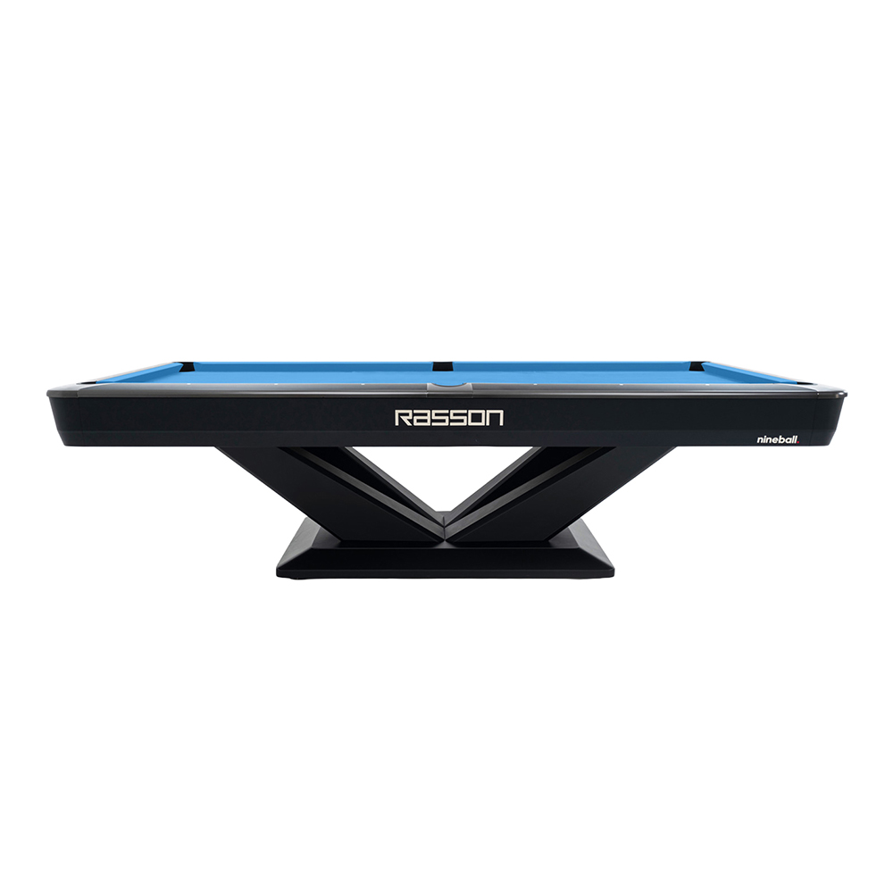 Élégante table de billard noire avec surface de jeu bleu vif. Pieds modernes aux formes géométriques entrelacées formant une base en V. Logo Rasson blanc et inscription « nineball » sur le panneau latéral. Six poches visibles.