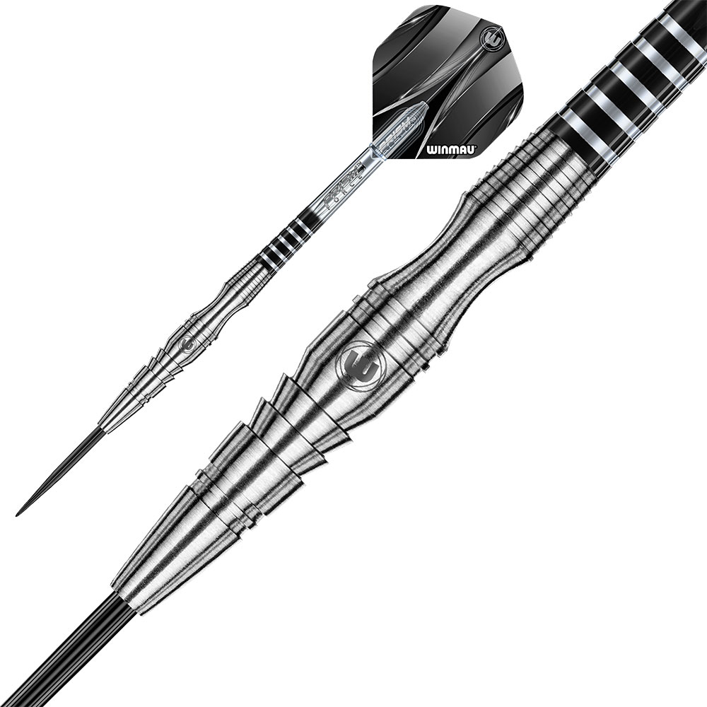 Silberner Winmau Steeldart mit geriffeltem, konischem Tungsten-Barrel für hohen Grip. Transparenter Schaft. Schwarz-grauer Flight mit dynamischem Muster und Winmau-Logo, betont Präzision und Eleganz des Sniper Darts. Schwarze Spitze sichtbar.
