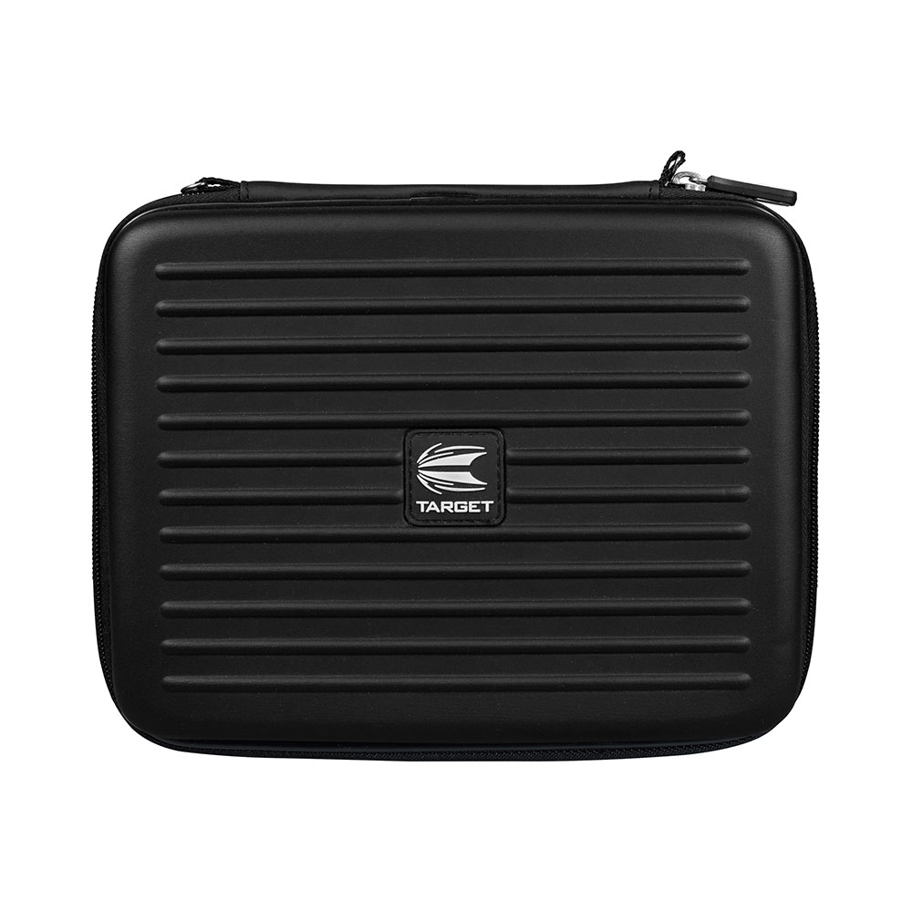 Sac à fléchettes noir rectangulaire en EVA rigide, nervures transversales et angles arrondis. Fermeture éclair sur tout le pourtour protégeant fléchettes et accessoires. Logo blanc « Target » devant. Peut contenir plusieurs jeux.