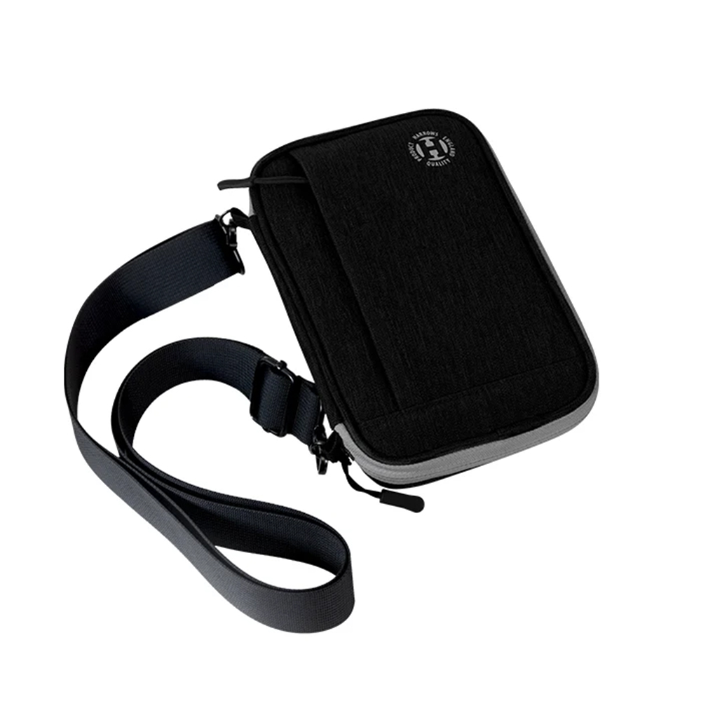 Harrows Sac à fléchettes Smart Case XL en tissu texturé, avec fermeture éclair grise sur le côté. Logo « Harrows » en haut à l’avant. Longue bandoulière noire réglable – compact et idéal pour transporter vos fléchettes et accessoires.