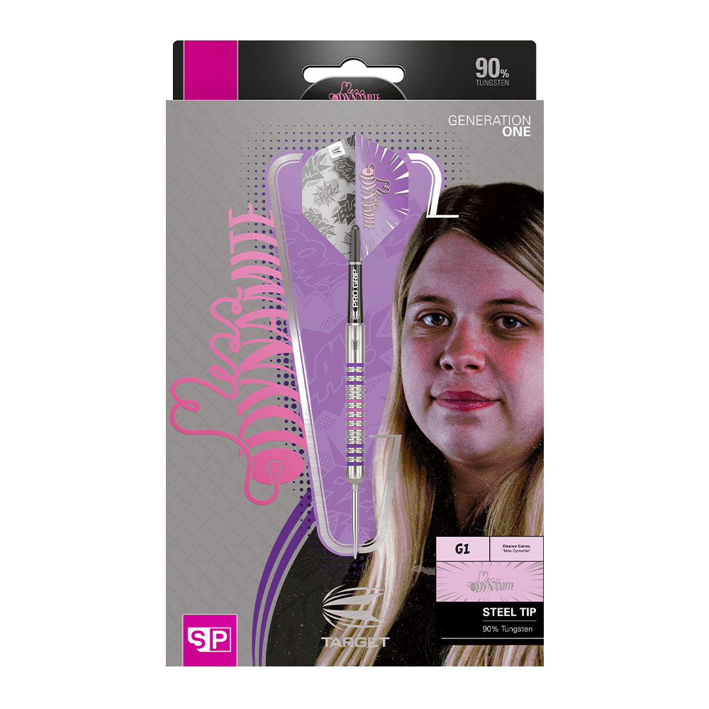Verpackung eines Darts-Sets mit silbernem Dart, lila Flights und gemustertem Schaft auf lila-grauer Grafik mit pinkem "Generation One"-Schriftzug. Rechts das lächelnde Porträt einer blonden jungen Frau. Oben: "90% Tungsten".