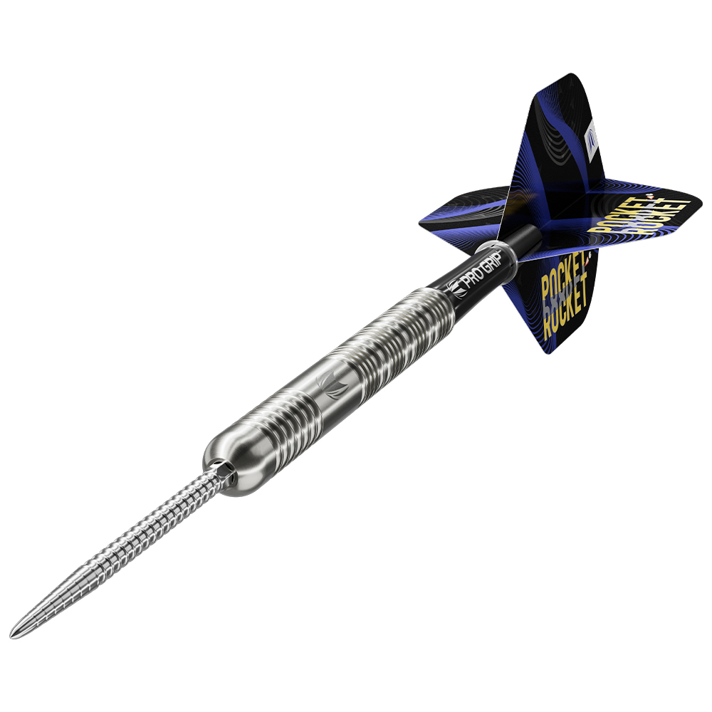 Fléchette en acier argentée avec rainures radiales pour excellente adhérence. Pointe argentée finement rainurée. Tige Pro Grip noire, ailette noire à vagues bleues/jaunes et inscription « POCKET ROCKET » en jaune. Orientation oblique.