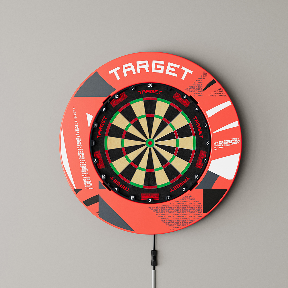 Anneau de protection rouge à motifs « Target » autour d’une cible à fléchettes en acier fixée sur un mur gris. Avec logo Target et motif géométrique noir, blanc et gris, il protège le mur et intègre éclairage et comptage. Câble visible.