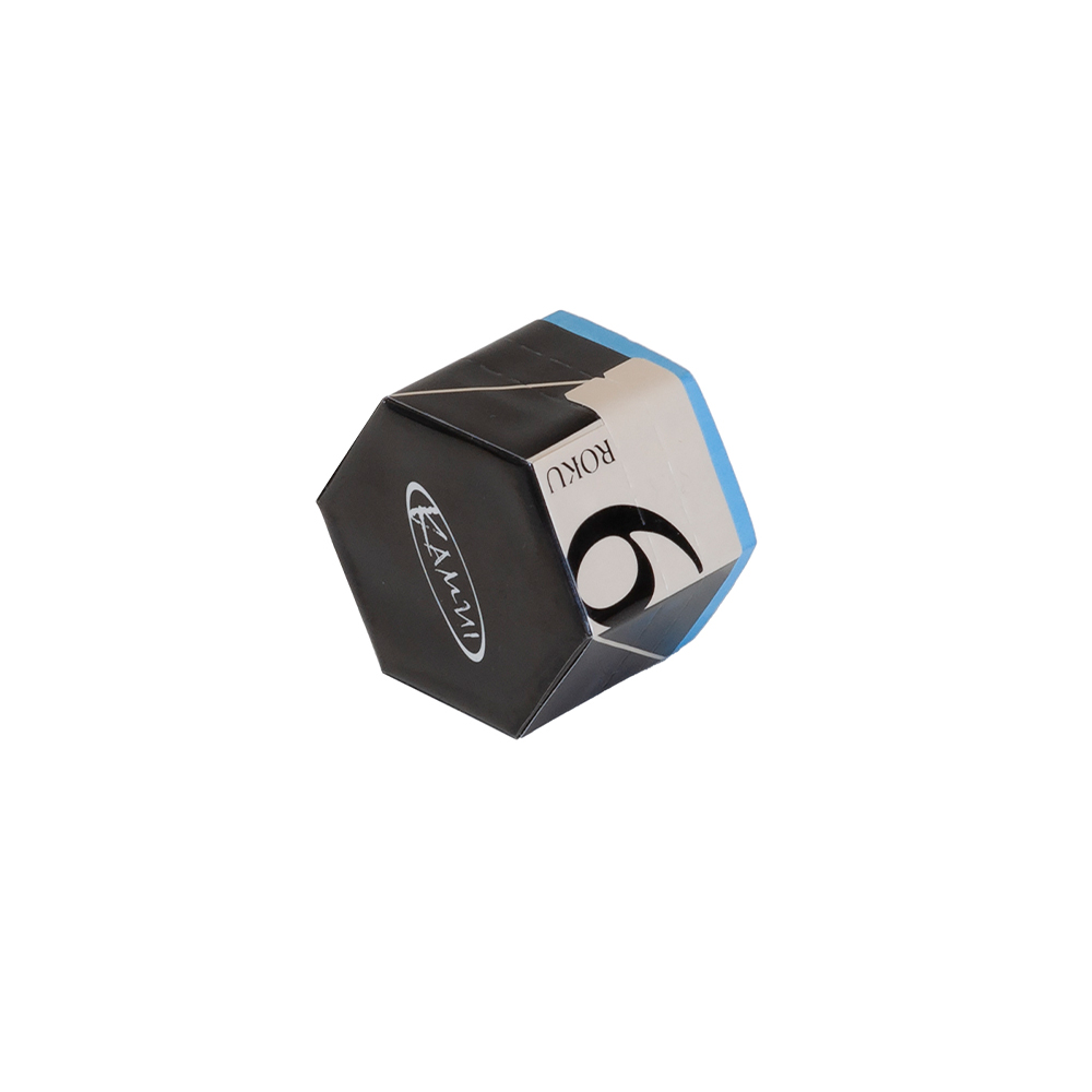 Schwarzes, hexagonales Objekt mit hellblauen und grauen Akzenten. Auf einer dunklen Seite steht „KAMUI“ in Weiß. Eine hellere Seite zeigt die schwarze Zahl „6“ und „ROKU“ vertikal. Leicht gekippt auf weißem Hintergrund.
