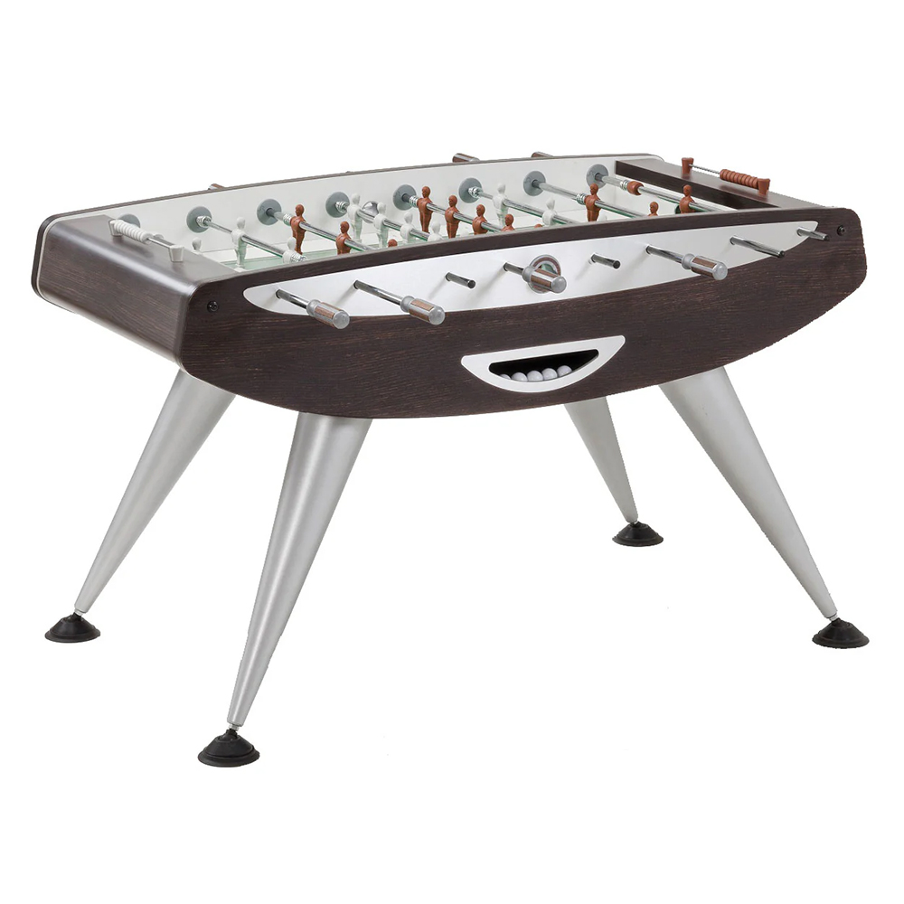 Table de baby-foot moderne avec un châssis courbé brun foncé et un plateau de jeu clair. Figurines de joueurs marron et argentées sur des tiges métalliques. Quatre pieds argentés élancés et évasés. Retour de balle central avec des balles blanches.