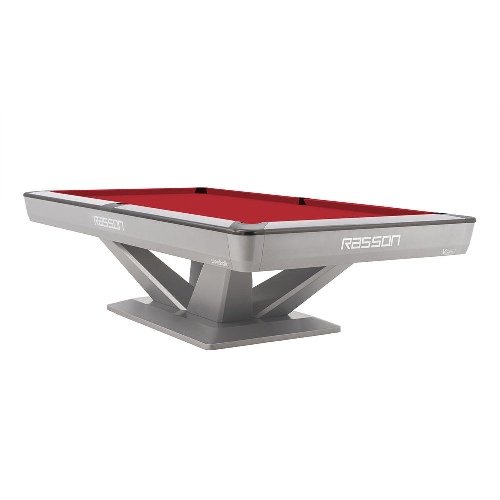 Table de billard américain Victory III de Rasson, couleur argent, avec un drap rouge vif Simonis. Structure de pieds en V caractéristique pour une stabilité maximale et un design moderne. Logos Rasson sur les tabliers en aluminium sur les côtés.