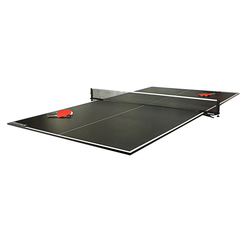 Une table de ping-pong noire avec un filet blanc au milieu et des lignes de délimitation blanches de chaque côté. Deux raquettes de ping-pong rouges sont posées sur la surface de jeu, une de chaque côté de la table, prêtes à l'emploi.