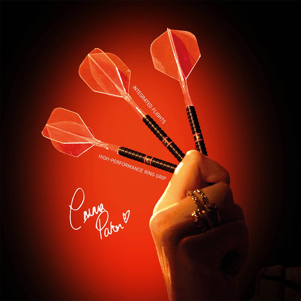 Eine Hand hält drei Winmau Emma Paton Steeldarts mit leuchtend roten, transparenten Fusion Integrated Flights und schwarzen Barrels mit High-Performance Ring Grip. Im roten Hintergrundlicht sind Aufschriften und die Signatur sichtbar.