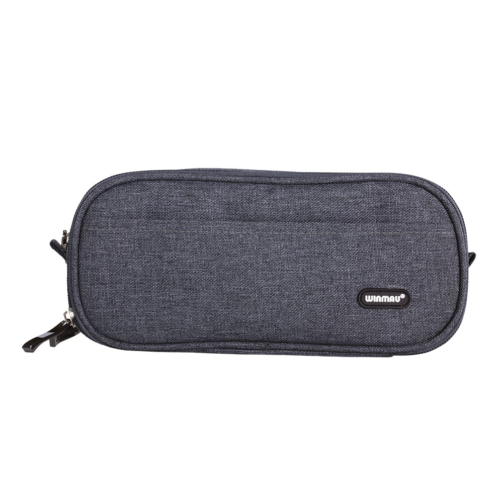 Sac à fléchettes Winmau, allongé et robuste, design Aviator Pro. Gris foncé, coins arrondis, tissu fin. Fermeture éclair noire à gauche. Logo Winmau blanc discret en bas à droite. Place pour fléchettes et accessoires.